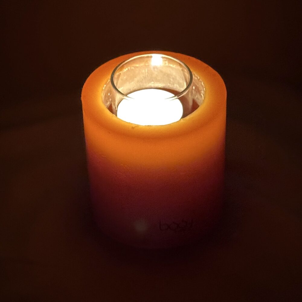 Photophore cylindrique orange en cire recyclée boo-j avec une bougie chauffe-plat