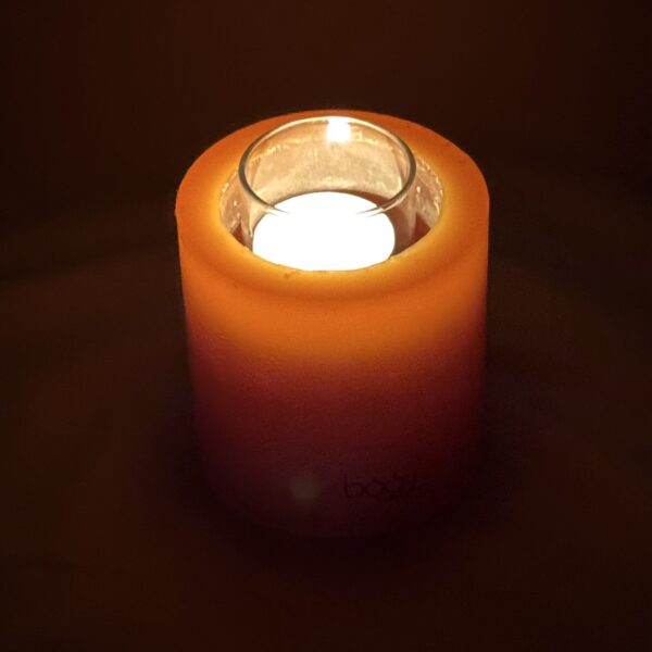 Photophore cylindrique orange en cire recyclée boo-j avec une bougie chauffe-plat