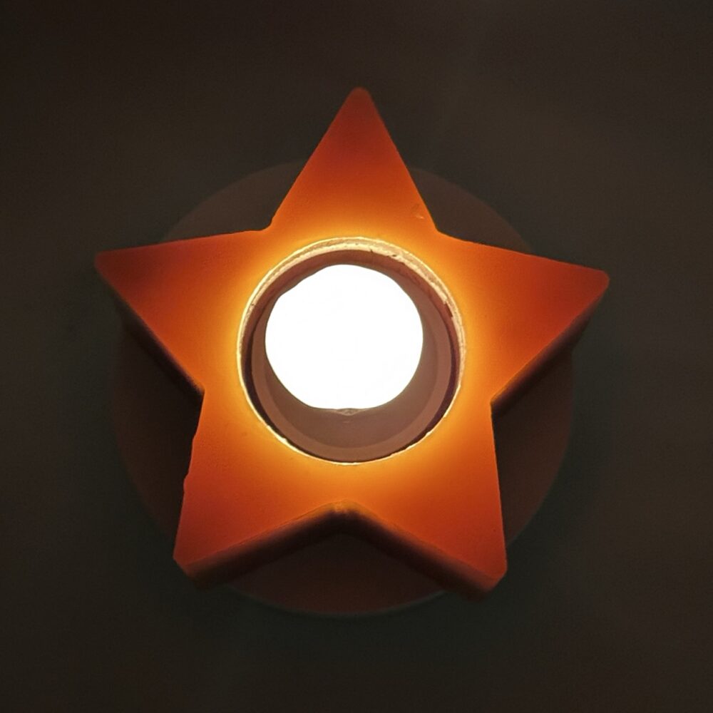 Photophore en cire recyclée boo-j en forme d’étoile orange avec une bougie chauffe-plat