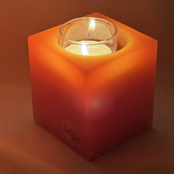 Photophore carré orange en cire recyclée boo-j avec une bougie chauffe-plat