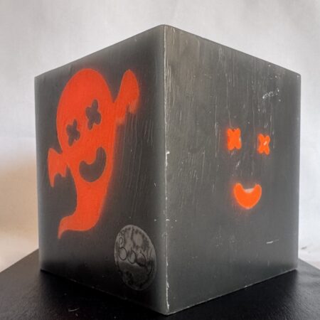 Photophore cube 4 fantômes phosphorescents — boo-j | édition spectrale Photophore cube Halloween en cire gris foncé, décoré de quatre fantômes phosphorescents orange aux expressions variées — boo-j édition spectrale