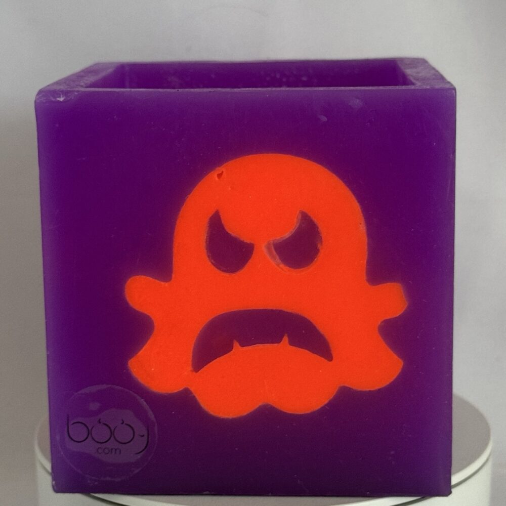 Photophore cube Halloween en cire violette, décoré de fantômes phosphorescents orange au visage méchant — boo-j édition spectrale