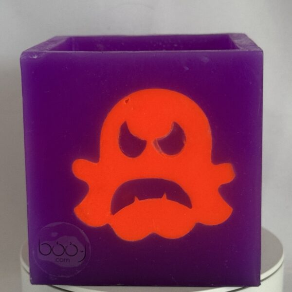 Photophore cube Halloween en cire violette, décoré de fantômes phosphorescents orange au visage méchant — boo-j édition spectrale