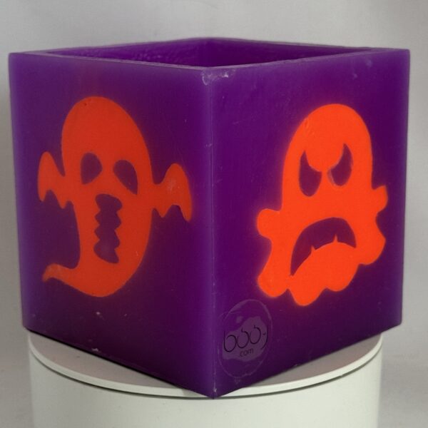 Photophore cube Halloween en cire violette, décoré de fantômes phosphorescents orange au visage méchant — boo-j édition spectrale