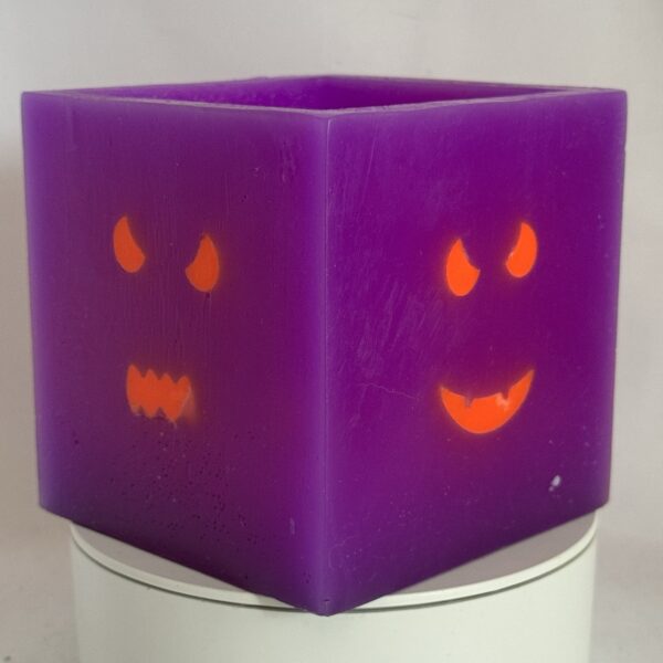 Photophore cube Halloween en cire violette, décoré de fantômes phosphorescents orange au visage méchant — boo-j édition spectrale