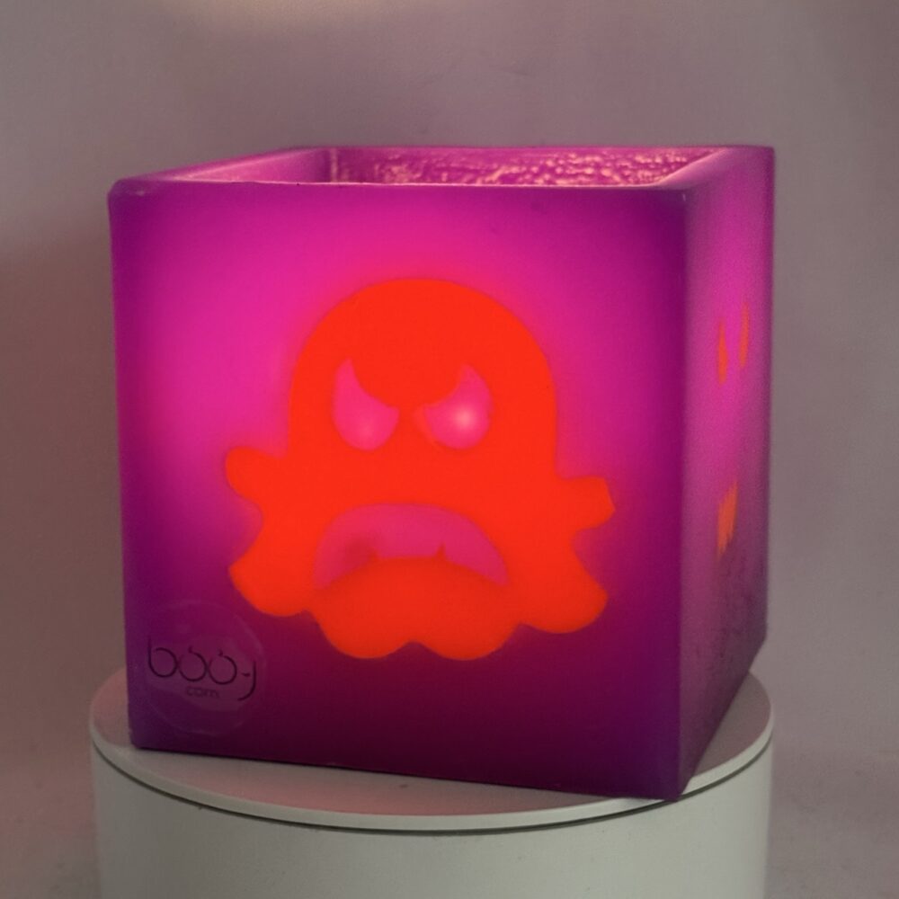 Photophore cube Halloween en cire violette, décoré de fantômes phosphorescents orange au visage méchant — boo-j édition spectrale