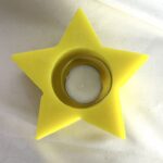 Photophore en cire recyclée boo-j en forme d’étoile jaune avec une bougie chauffe-plat
