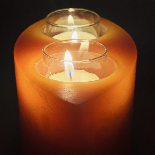 Photophore orange en cire recyclée boo-j avec deux bougies chauffe-plat