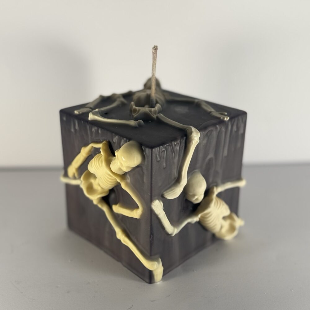Bougie cube noire avec squelettes en relief — modèle CubOs, édition spectrale boo-j