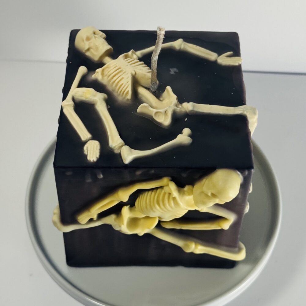 Bougie cube noire avec squelettes en relief — modèle CubOs, édition spectrale boo-j