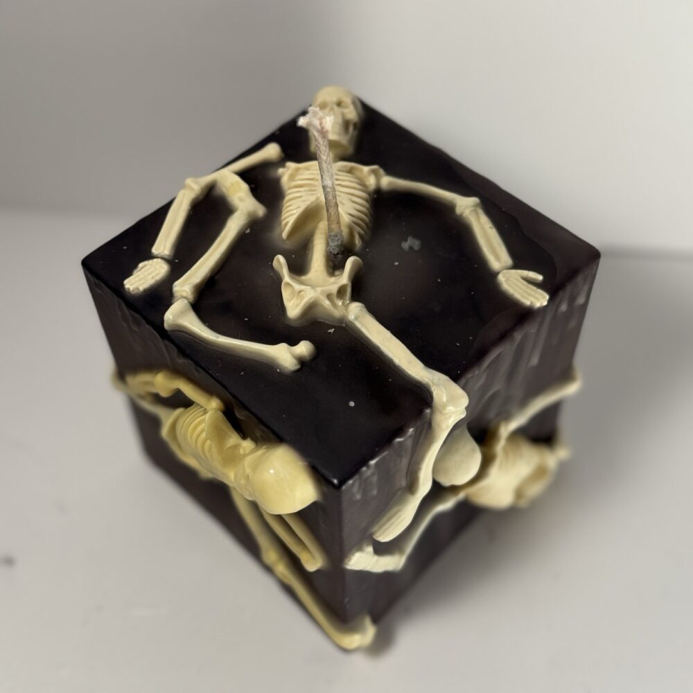 Bougie cube noire avec squelettes en relief — modèle CubOs, édition spectrale boo-j
