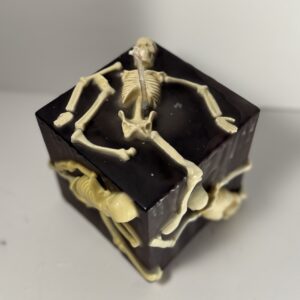Bougie cube noire avec squelettes en relief — modèle CubOs, édition spectrale boo-j