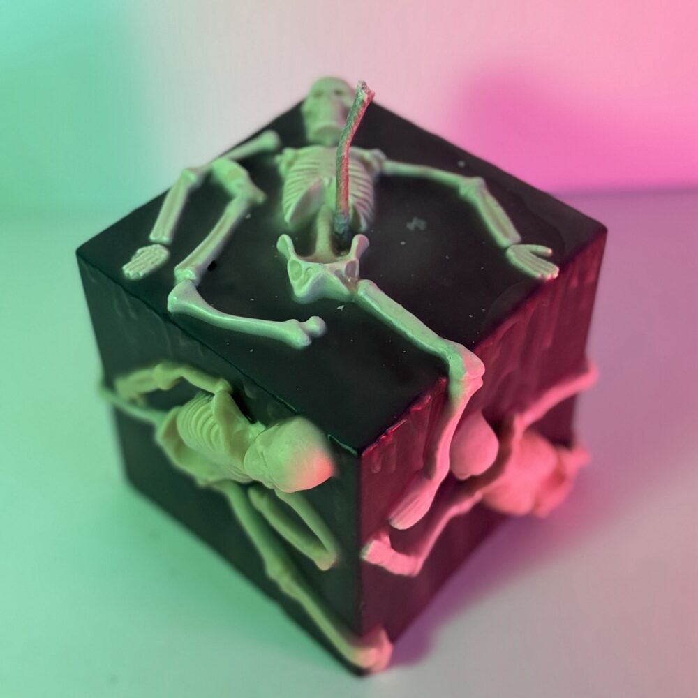 Bougie cube noire avec squelettes en relief — modèle CubOs, édition spectrale boo-j