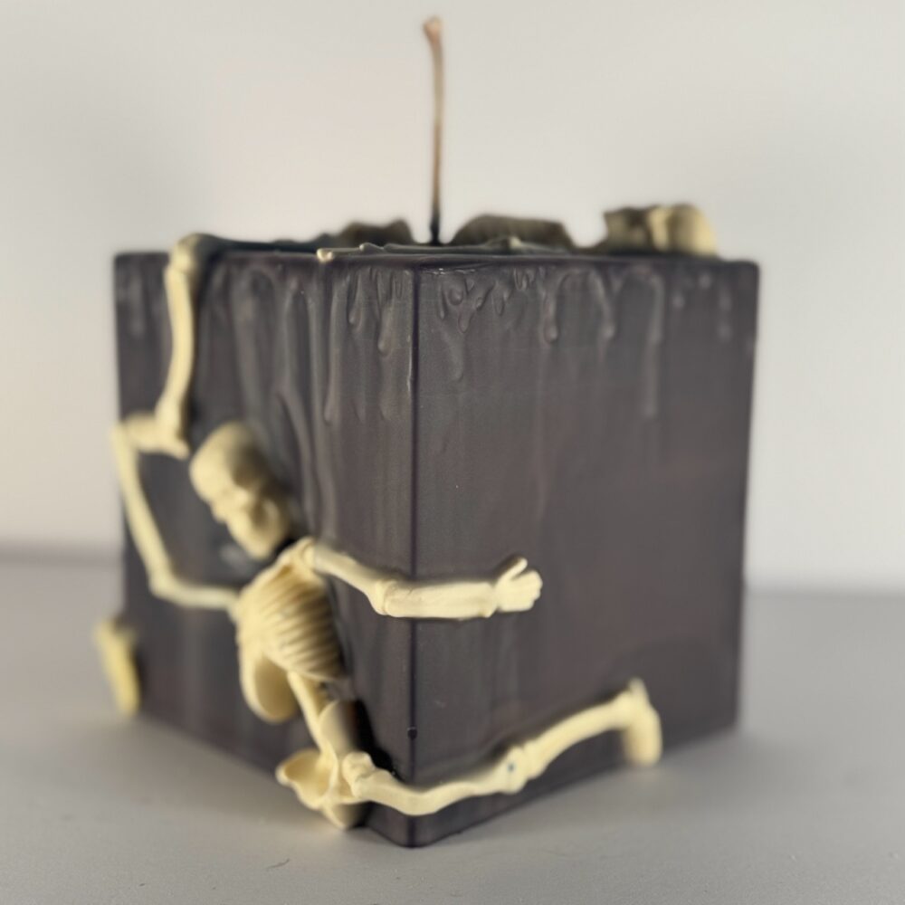 Bougie cube noire avec squelettes en relief — modèle CubOs, édition spectrale boo-j