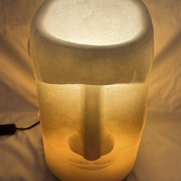 Photophore Moaï en cire recyclée éclairé de l’intérieur, vue de profil.