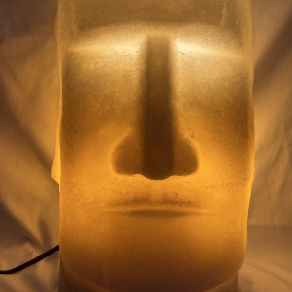 Photophore Moaï en cire recyclée éclairé de l’intérieur, vue de profil.