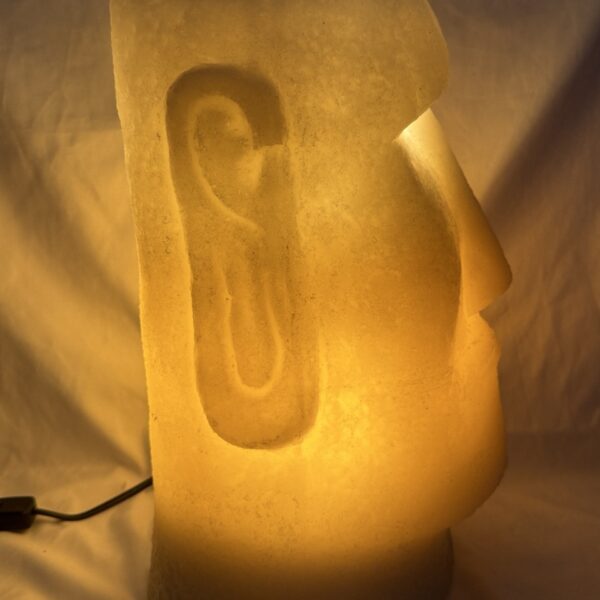 Photophore Moaï en cire recyclée éclairé de l’intérieur, vue de profil.