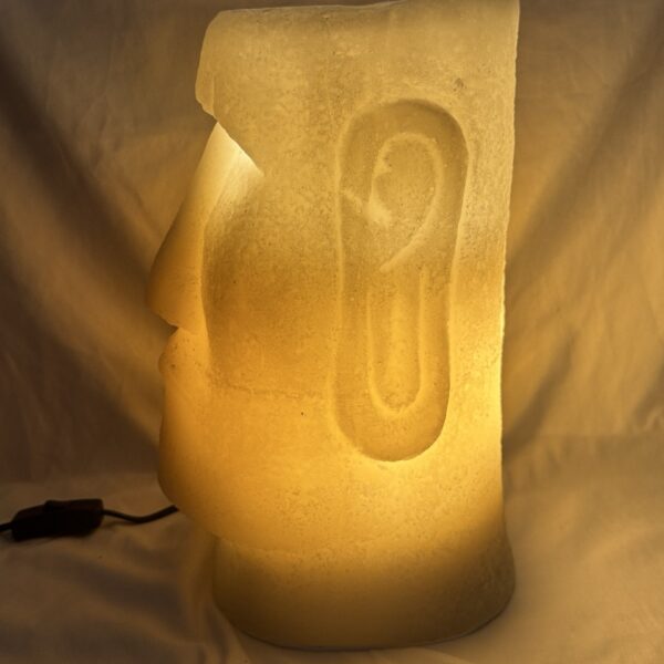 Photophore Moaï en cire recyclée éclairé de l’intérieur, vue de profil.