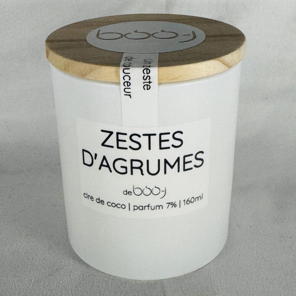 Bougie parfumée Zestes d’Agrumes en pot blanc mat avec couvercle bois.