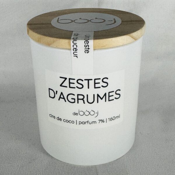 Bougie parfumée Zestes d’Agrumes en pot blanc mat avec couvercle bois.