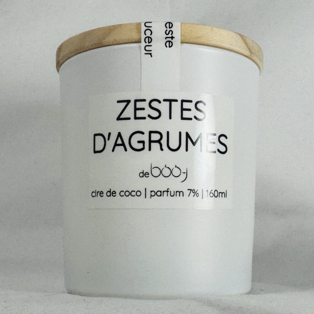 Bougie parfumée Zestes d’Agrumes en pot blanc mat avec couvercle bois.