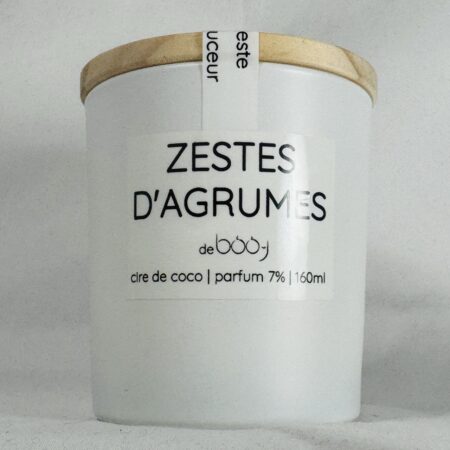 Bougie parfumée Zestes d’Agrumes 160 ml – pot blanc boo-j Bougie parfumée Zestes d’Agrumes en pot blanc mat avec couvercle bois.