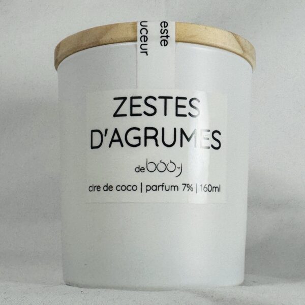 Bougie parfumée Zestes d’Agrumes en pot blanc mat avec couvercle bois.