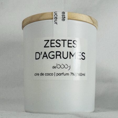 Bougie parfumée Zestes d’Agrumes en pot blanc mat avec couvercle bois.