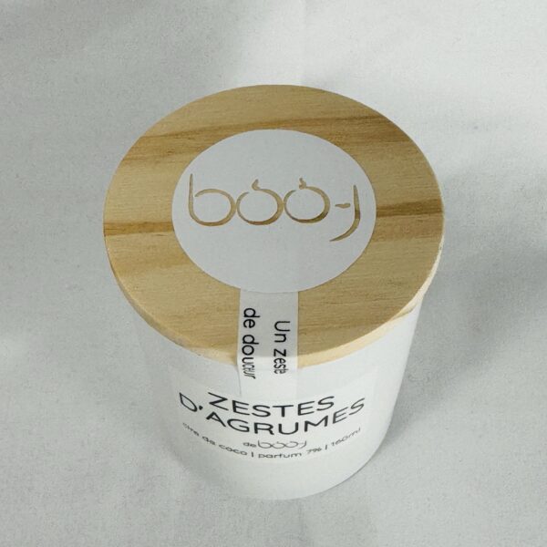 Bougie parfumée Zestes d’Agrumes en pot blanc mat avec couvercle bois.