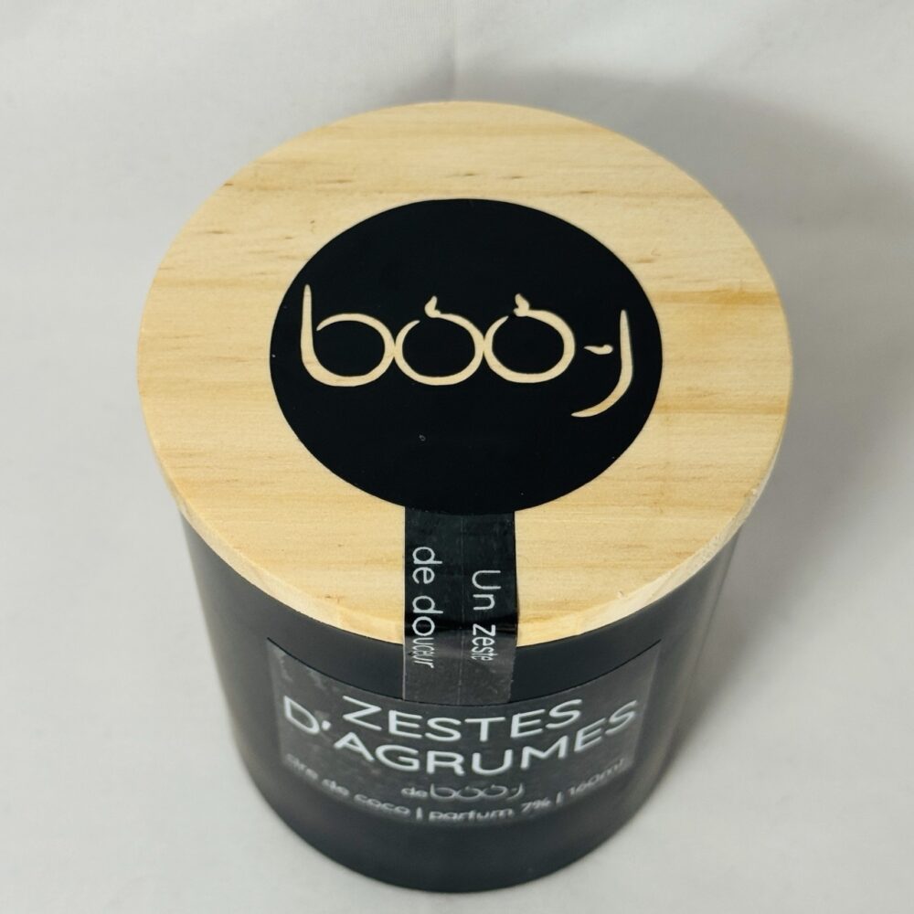 Bougie parfumée Zestes d’Agrumes en pot noir avec couvercle bois.