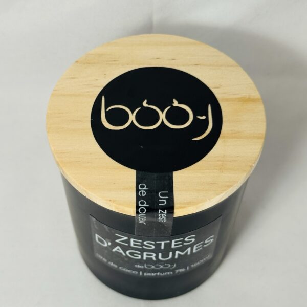 Bougie parfumée Zestes d’Agrumes en pot noir avec couvercle bois.
