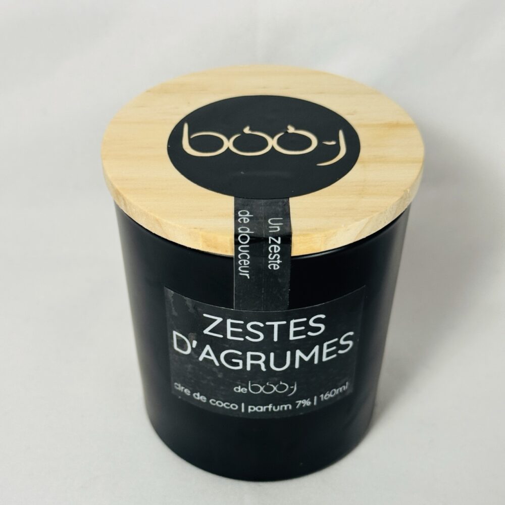 Bougie parfumée Zestes d’Agrumes en pot noir avec couvercle bois.