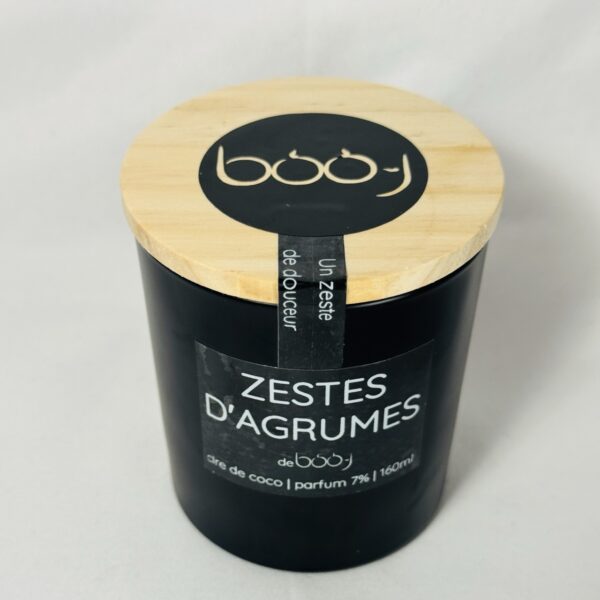 Bougie parfumée Zestes d’Agrumes en pot noir avec couvercle bois.