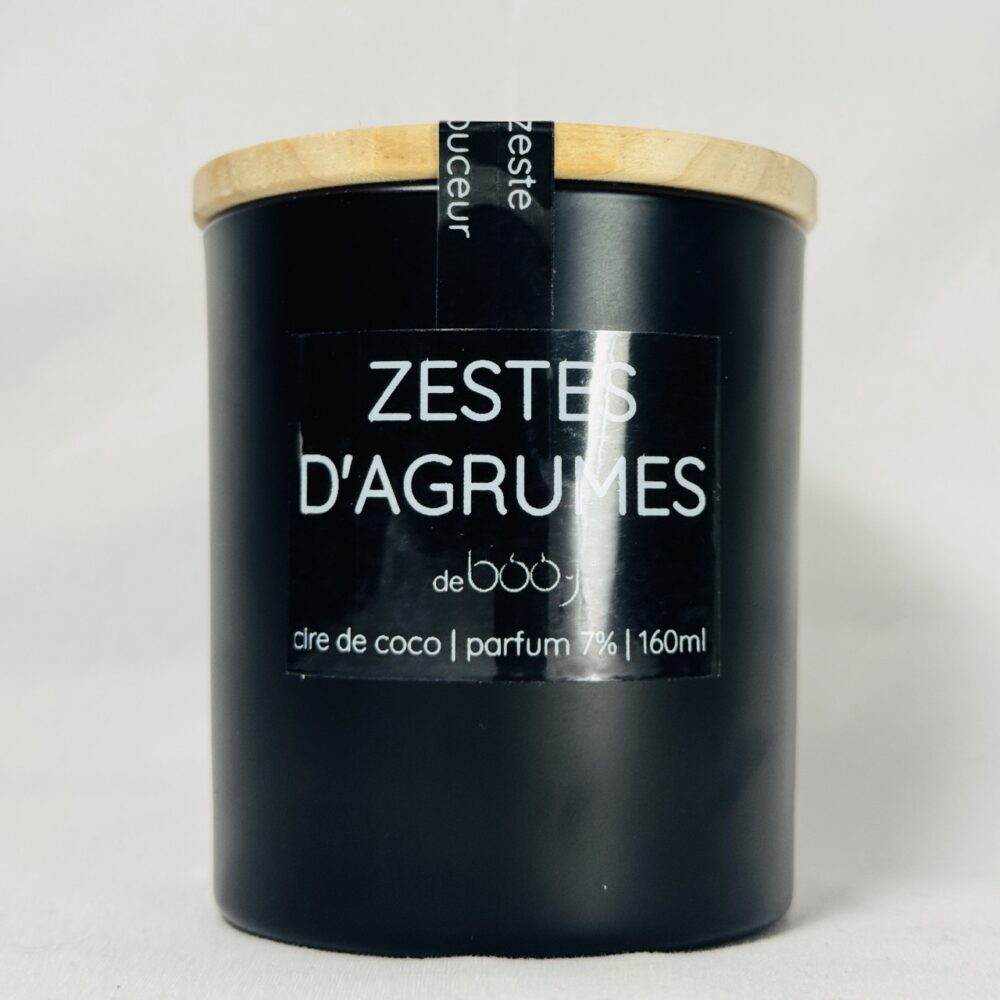Bougie parfumée Zestes d’Agrumes en pot noir avec couvercle bois.