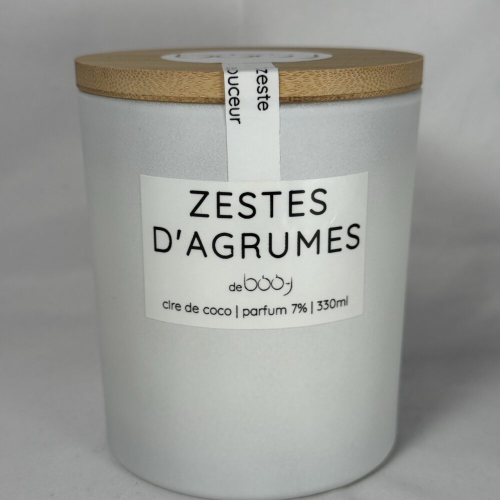 Grande bougie Zestes d’Agrumes en pot blanc mat, 330 ml, couvercle bois ou bambou.