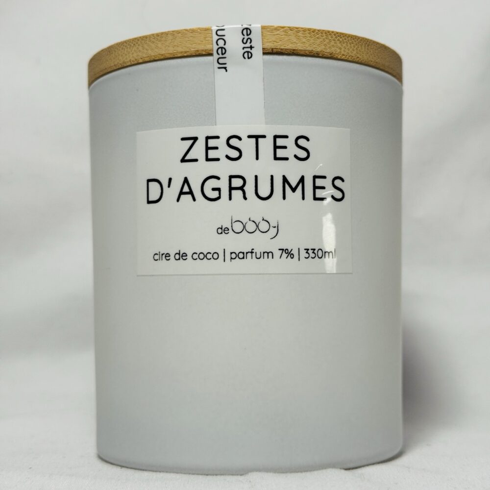 Grande bougie Zestes d’Agrumes en pot blanc mat, 330 ml, couvercle bois ou bambou.