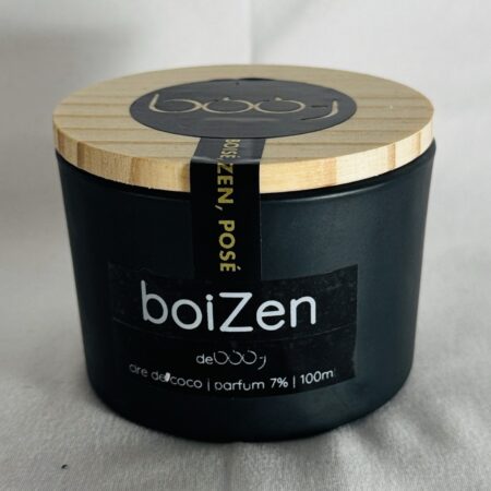 Bougie parfumée boiZen 100 ml – cire de coco boo-j Bougie parfumée boiZen en pot noir 100 ml, cire de coco, parfum 7 %.