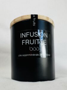 Bougie Infusion fruitée 160 ml – pot noir avec couvercle bois, fabriquée en Suisse