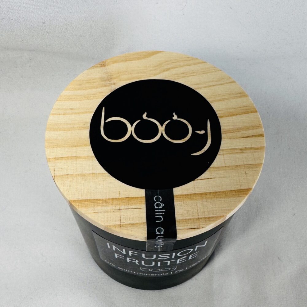 Bougie Infusion fruitée 160 ml – pot noir avec couvercle bois, fabriquée en Suisse