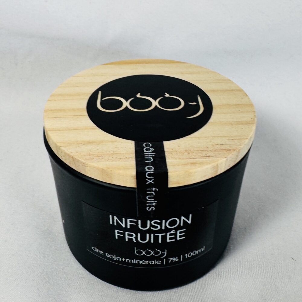 Bougie Infusion fruitée 100 ml – pot noir avec couvercle bois, fabriquée en Suisse