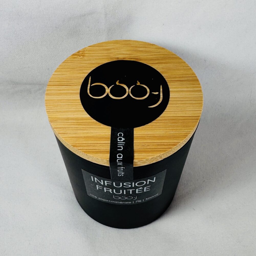 Bougie Infusion fruitée 330 ml – boo-j Bougie Infusion fruitée 330 ml – pot noir avec couvercle en bois ou bambou, fabriquée en Suisse
