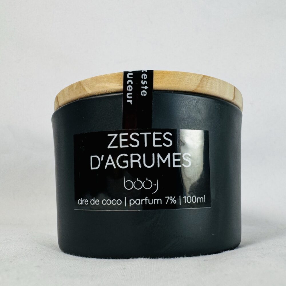 Bougie Zestes d’agrumes 100 ml – pot noir avec couvercle bois, fabriquée en Suisse