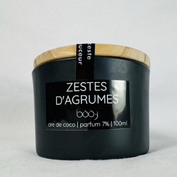 Bougie Zestes d’agrumes 100 ml – pot noir avec couvercle bois, fabriquée en Suisse