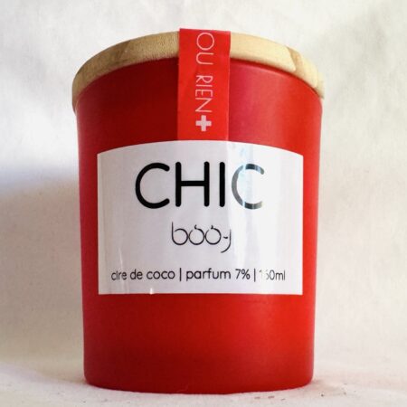 Bougie parfumée CHIC – boo-j 160 ml Swiss Red Edition Bougie parfumée artisanale boo-j CHIC, édition spéciale Swiss Red, pot blanc 160 ml avec couvercle bois clair