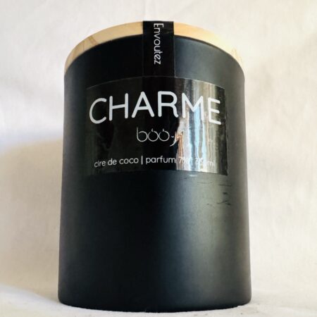 Bougie parfumée CHARME – boo-j 330 ml pot noir Bougie parfumée artisanale boo-j CHARME, pot noir avec couvercle bois clair.