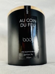 Bougie Au coin du feu 300 ml – pot noir avec étiquette et couvercle bois, fabriquée en Suisse