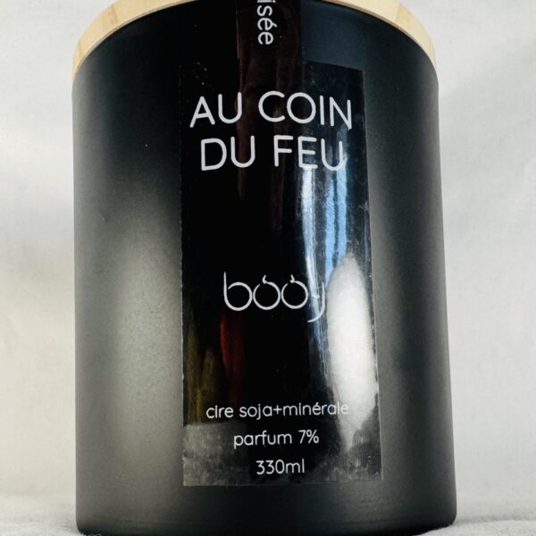 Bougie Au coin du feu 300 ml – pot noir avec étiquette et couvercle bois, fabriquée en Suisse