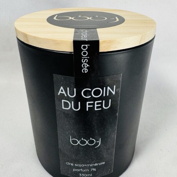 Bougie Au coin du feu 300 ml – pot noir avec étiquette et couvercle bois, fabriquée en Suisse