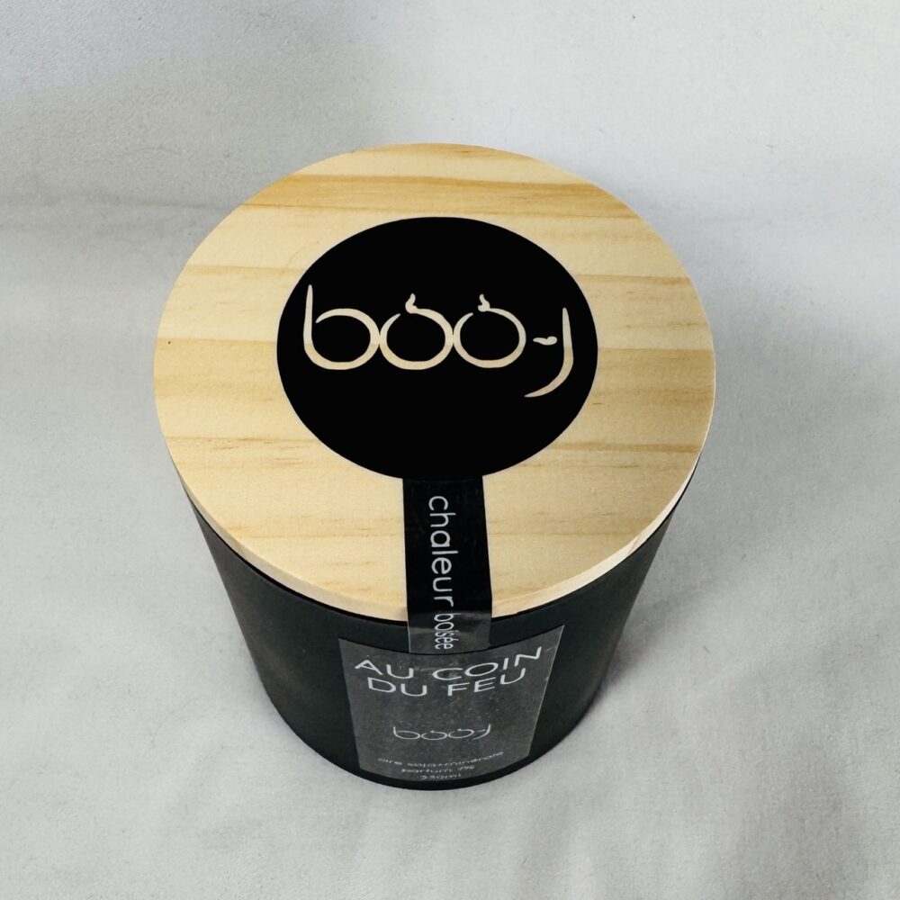 Bougie Au coin du feu 300 ml – pot noir avec étiquette et couvercle bois, fabriquée en Suisse