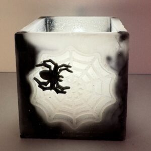 Photophore araignée noir et blanc — boo-j édition spectrale Photophore cube noir et blanc en cire avec toile d’araignée et araignée décorative — édition Halloween boo-j